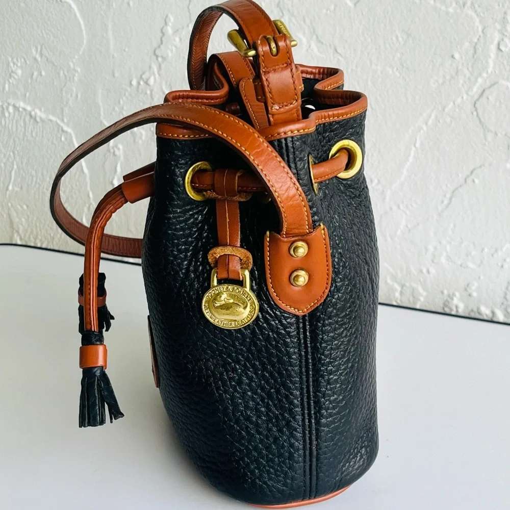 MINI VINTAGE DOONEY AND BOURKE CROSSBODY BUCKET BLACK /BRITISH TAN ♦️HOST PICK♦️ - Picture 10 of 16